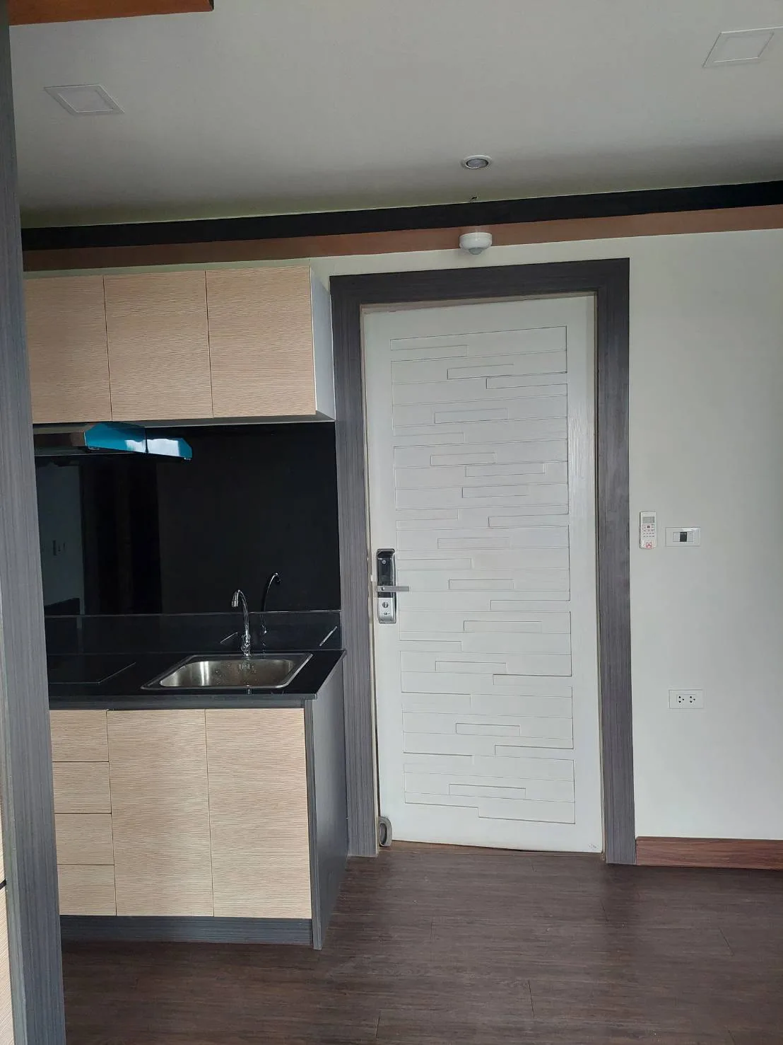 ห้องชุด เดอะรอยัลฮิลล์ สามมุข [ชั้น 8]