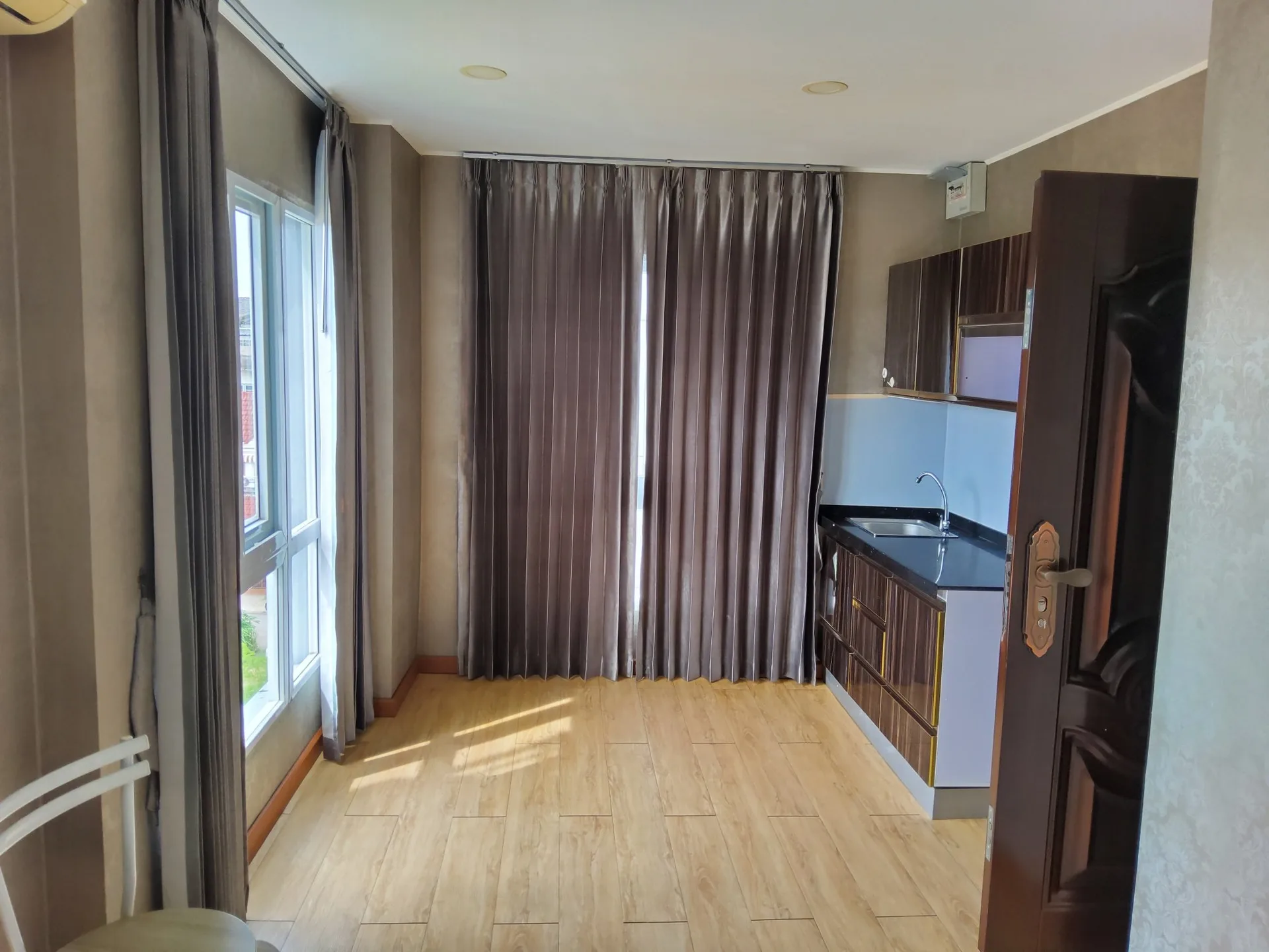 ห้องชุด บี มาย คอนโด (คริสตัน คอนโด) [ชั้น 4]