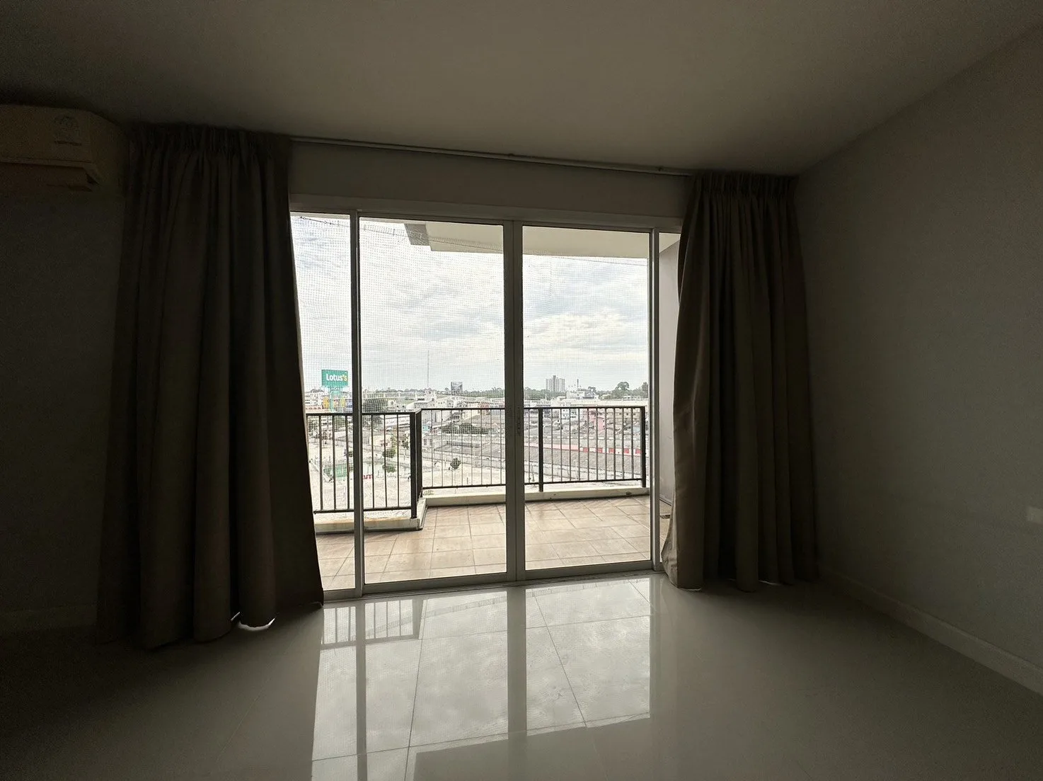 ห้องชุด เออบานี่ คอนโดมิเนียม [ชั้น 8]