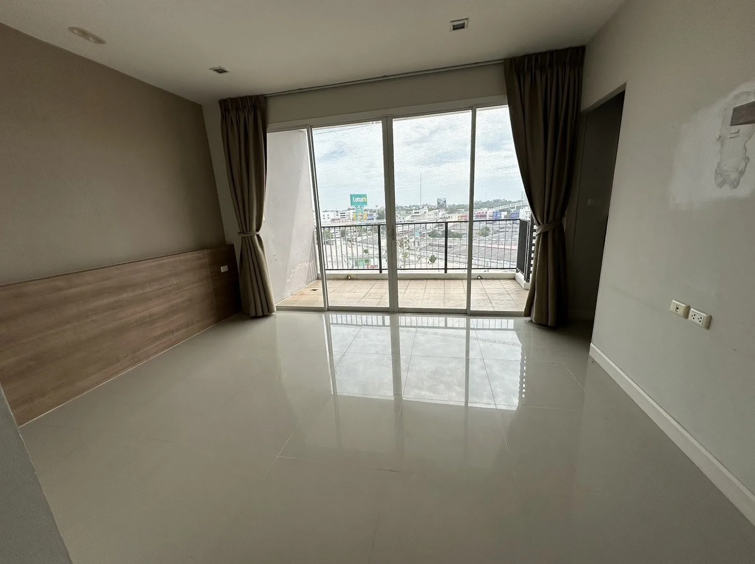 ห้องชุด เออบานี่ คอนโดมิเนียม [ชั้น 8]
