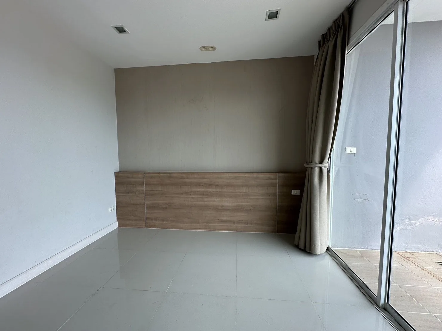 ห้องชุด เออบานี่ คอนโดมิเนียม [ชั้น 8]