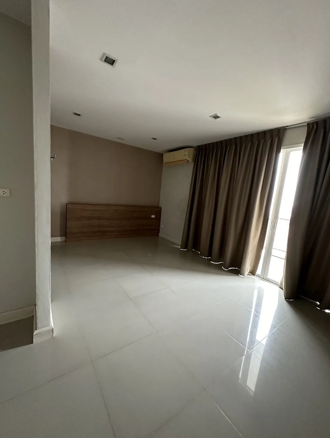 ห้องชุด เออบานี่ คอนโดมิเนียม [ชั้น 8]