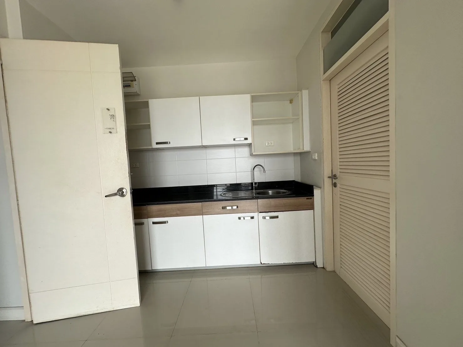 ห้องชุด เออบานี่ คอนโดมิเนียม [ชั้น 8]