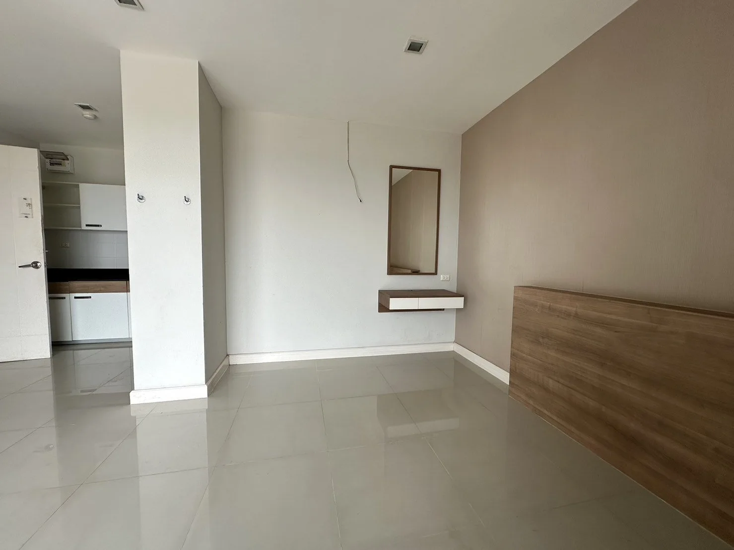 ห้องชุด เออบานี่ คอนโดมิเนียม [ชั้น 8]