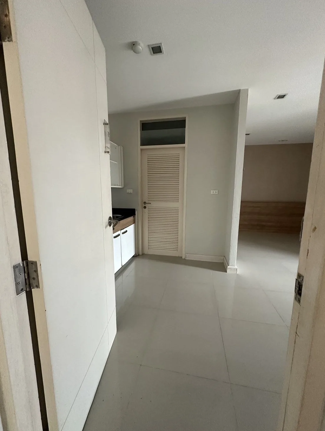ห้องชุด เออบานี่ คอนโดมิเนียม [ชั้น 8]