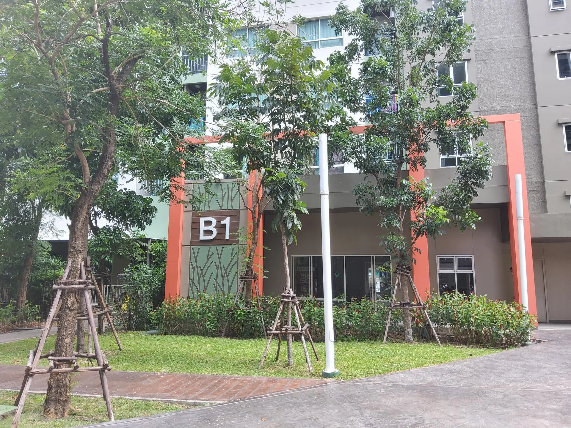 ห้องชุด ลุมพินีพาร์ค นวมินทร์-ศรีบูรพา  [ชั้น 10 อาคาร B1]