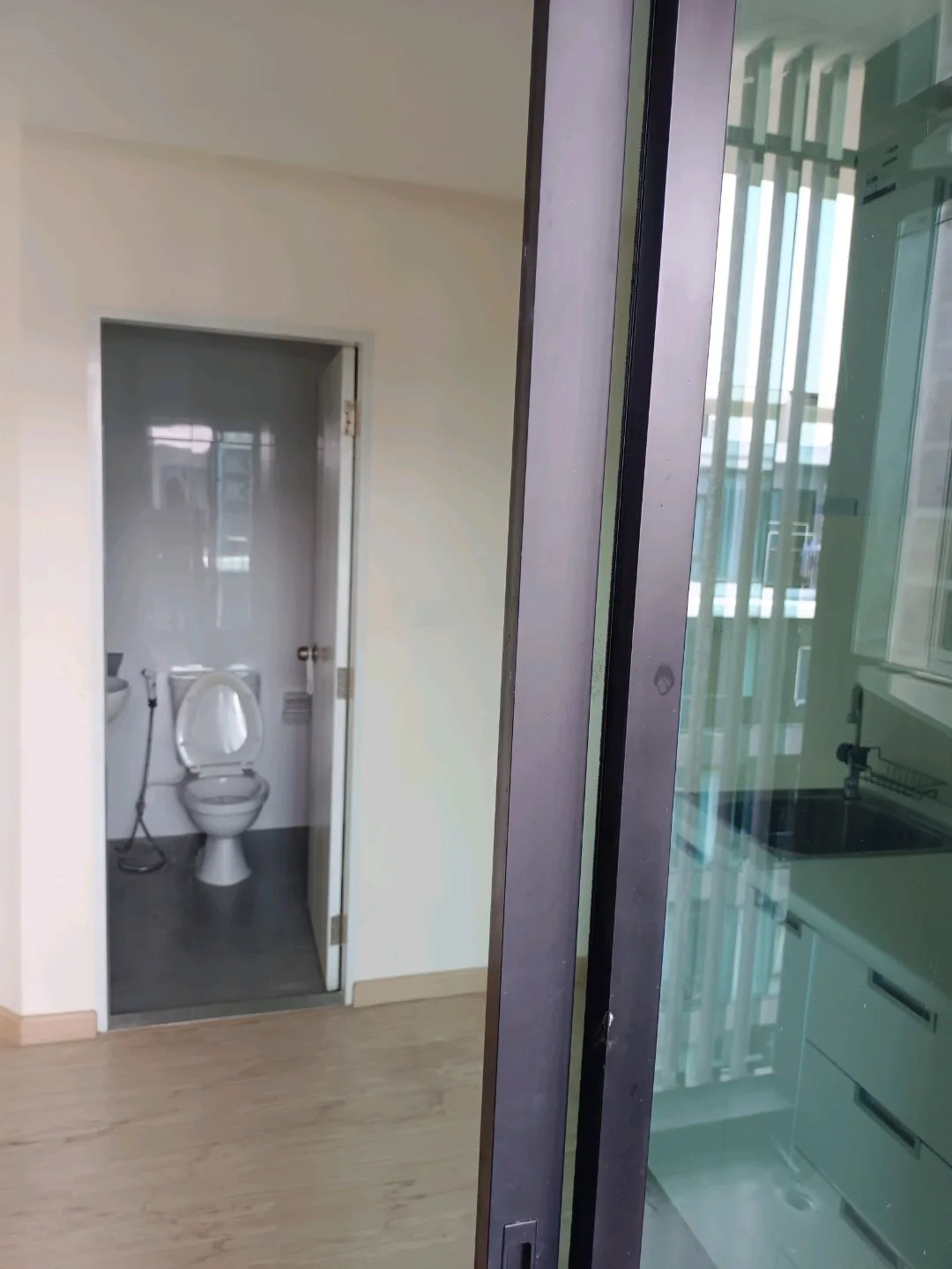 ห้องชุด เฟรช คอนโดมิเนียม [ชั้น 8 อาคาร B]
