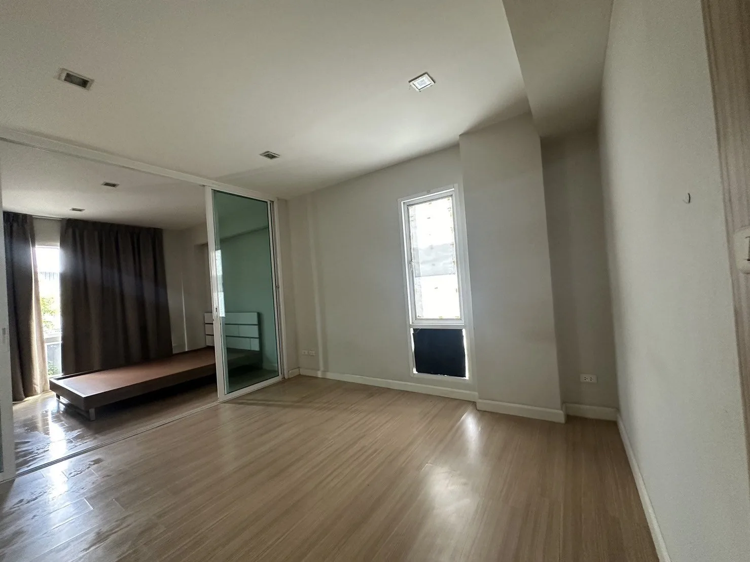 ห้องชุด เออบานี่ คอนโดมิเนียม [ชั้น 2]