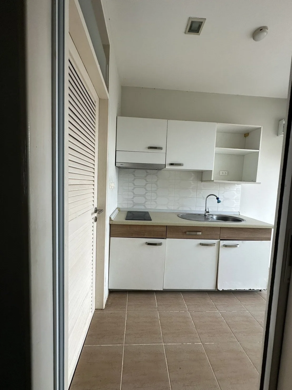ห้องชุด เออบานี่ คอนโดมิเนียม [ชั้น 2]