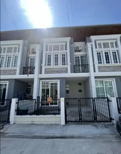ทาวน์เฮ้าส์ โกลเด้นทาวน์ อ่างศิลา-สุขุมวิท รูปที่ 1