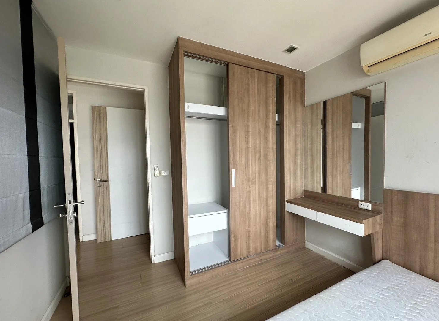 ห้องชุด เออบานี่ คอนโดมิเนี่ยม [ชั้น 8 อาคาร 1]