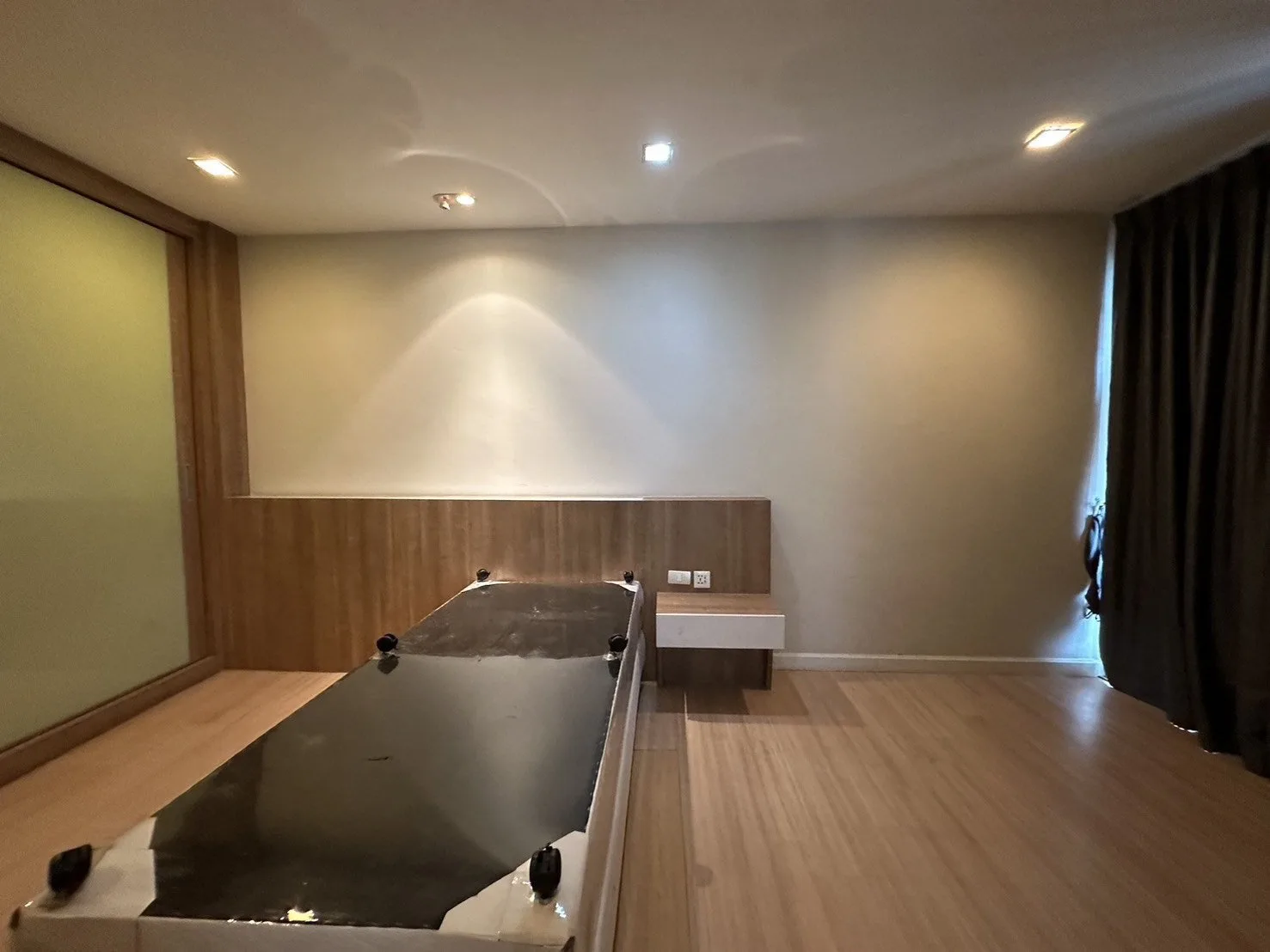 ห้องชุด เออบานี่ คอนโดมิเนี่ยม [ชั้น 8 อาคาร 1]