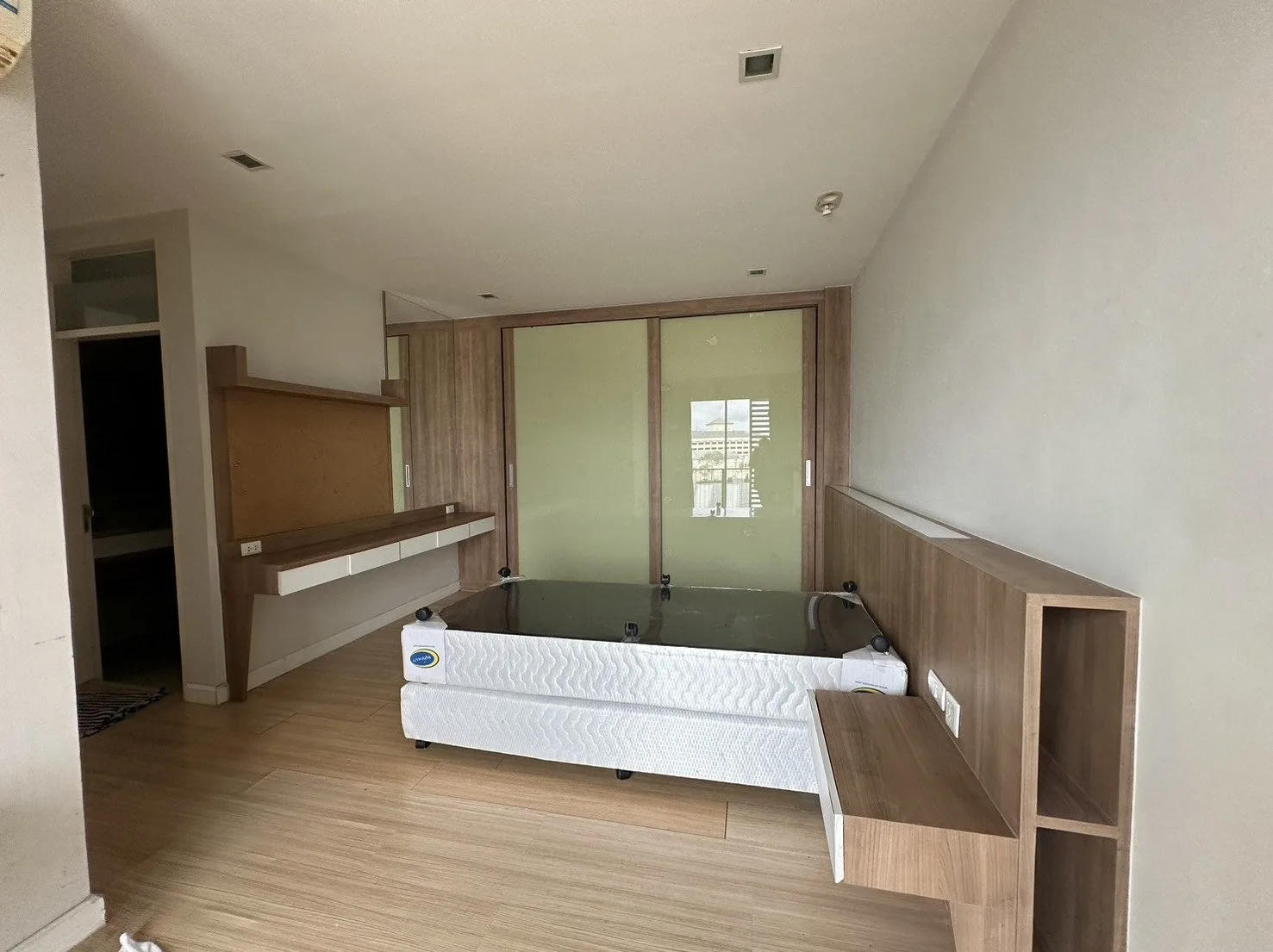 ห้องชุด เออบานี่ คอนโดมิเนี่ยม [ชั้น 8 อาคาร 1]