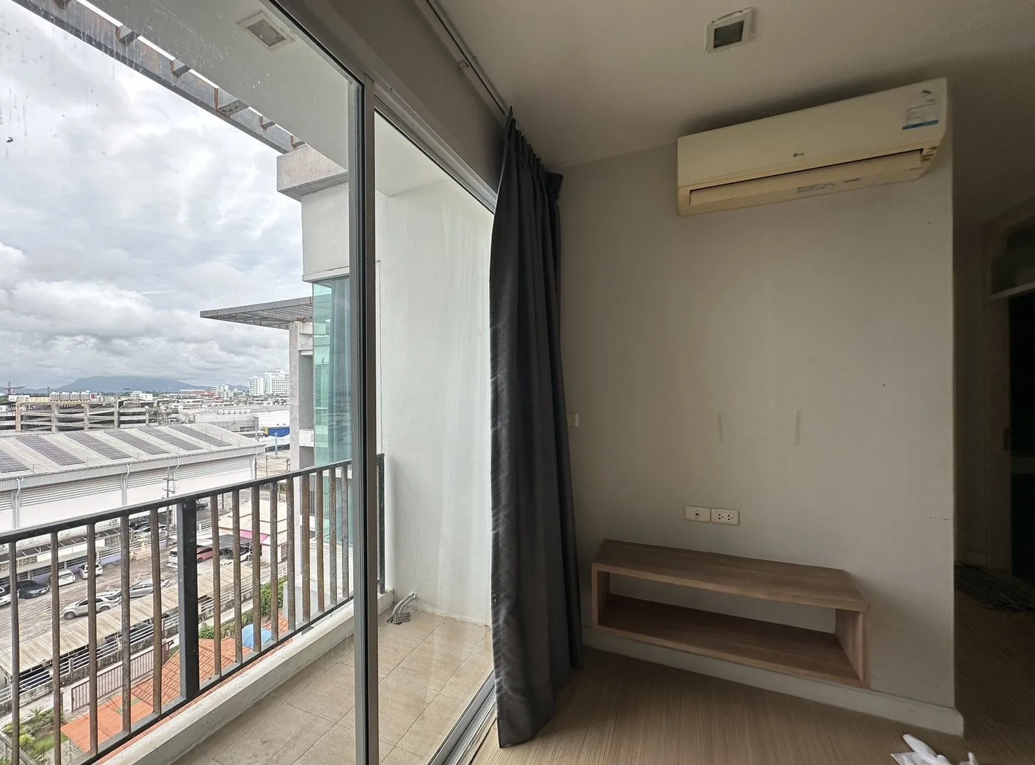 ห้องชุด เออบานี่ คอนโดมิเนี่ยม [ชั้น 8 อาคาร 1]