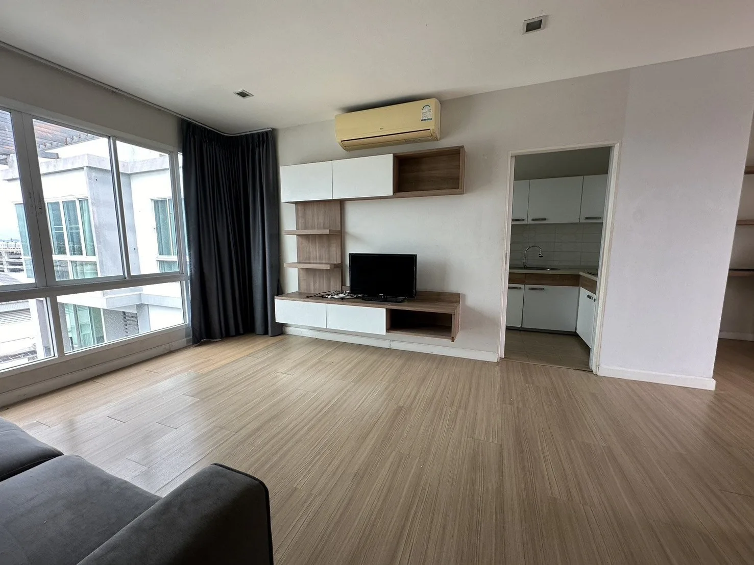 ห้องชุด เออบานี่ คอนโดมิเนี่ยม [ชั้น 8 อาคาร 1]