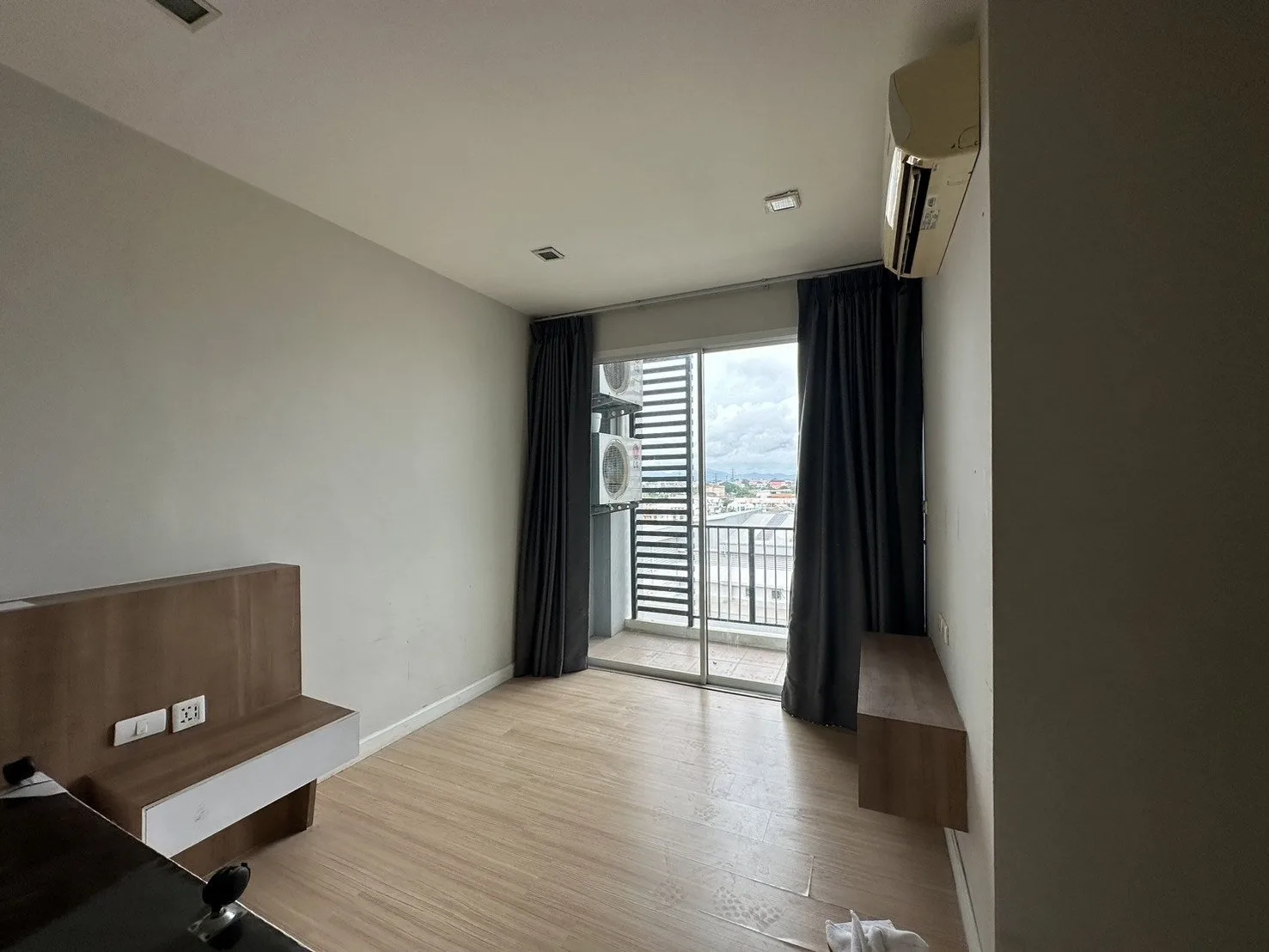 ห้องชุด เออบานี่ คอนโดมิเนี่ยม [ชั้น 8 อาคาร 1]