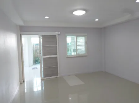 ทาวน์เฮ้าส์ โครงการ The First Home วงแหวน-ประชาอุทิศ 76 สมุทรปราการ